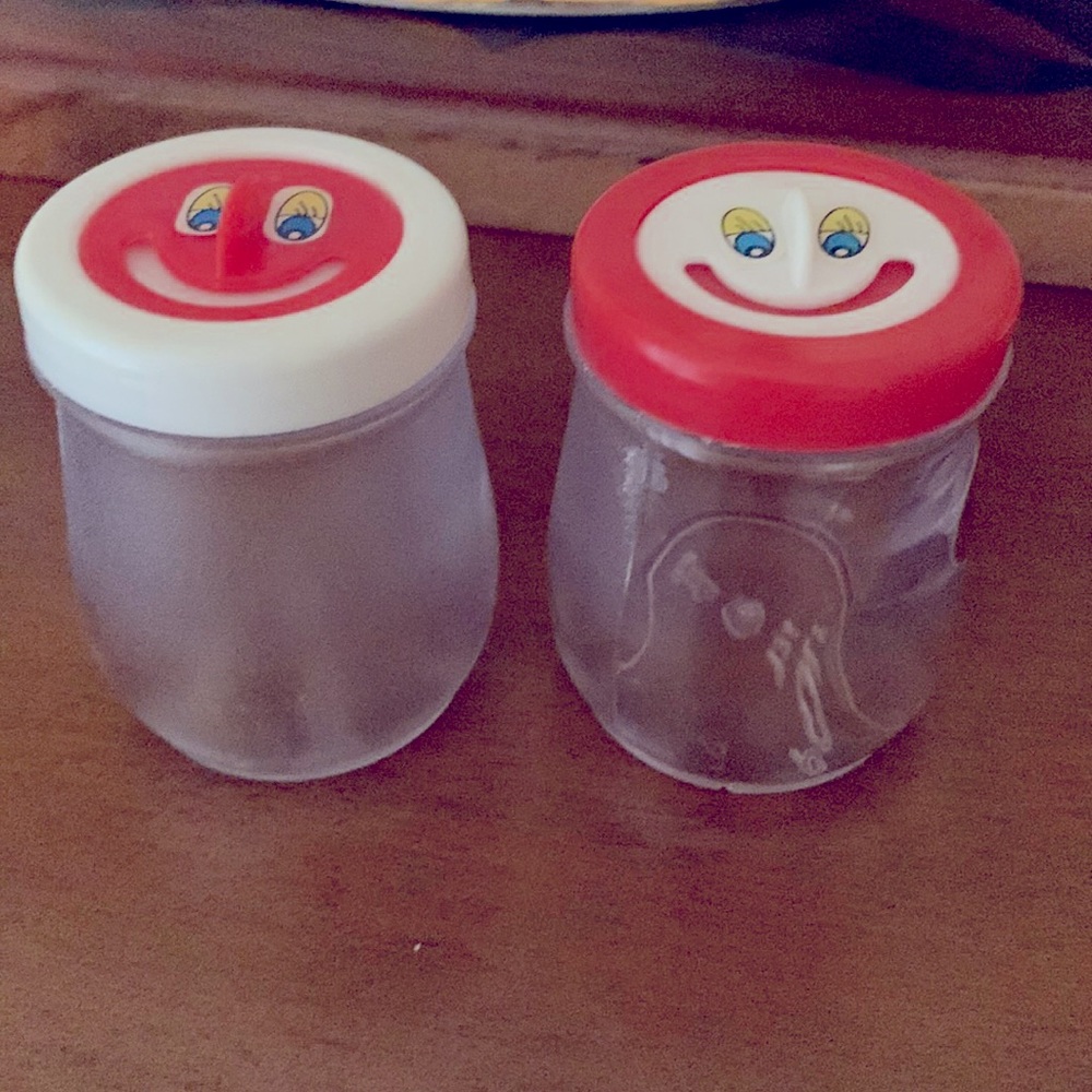 Super cute Vintage Poly Salt & pepper shakers
